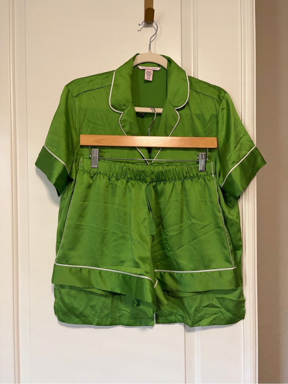 🍀🪽🍀Victoria's Secret Bright Kelly Green Satin Short Pajama Set🍀🪽🍀